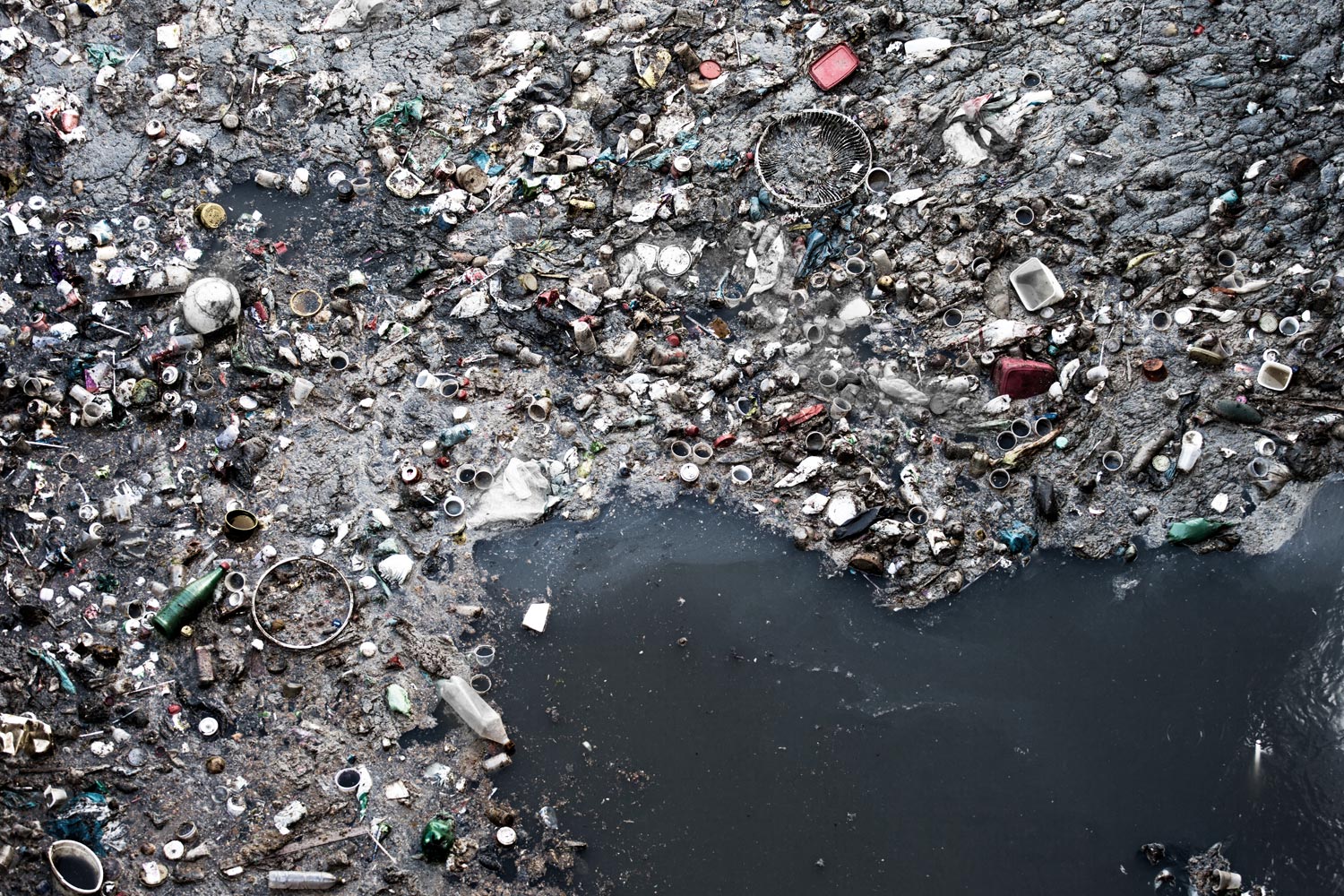 Kosmetika verpackt in Plastik oder Glas? Vor- und Nachteile im Detail