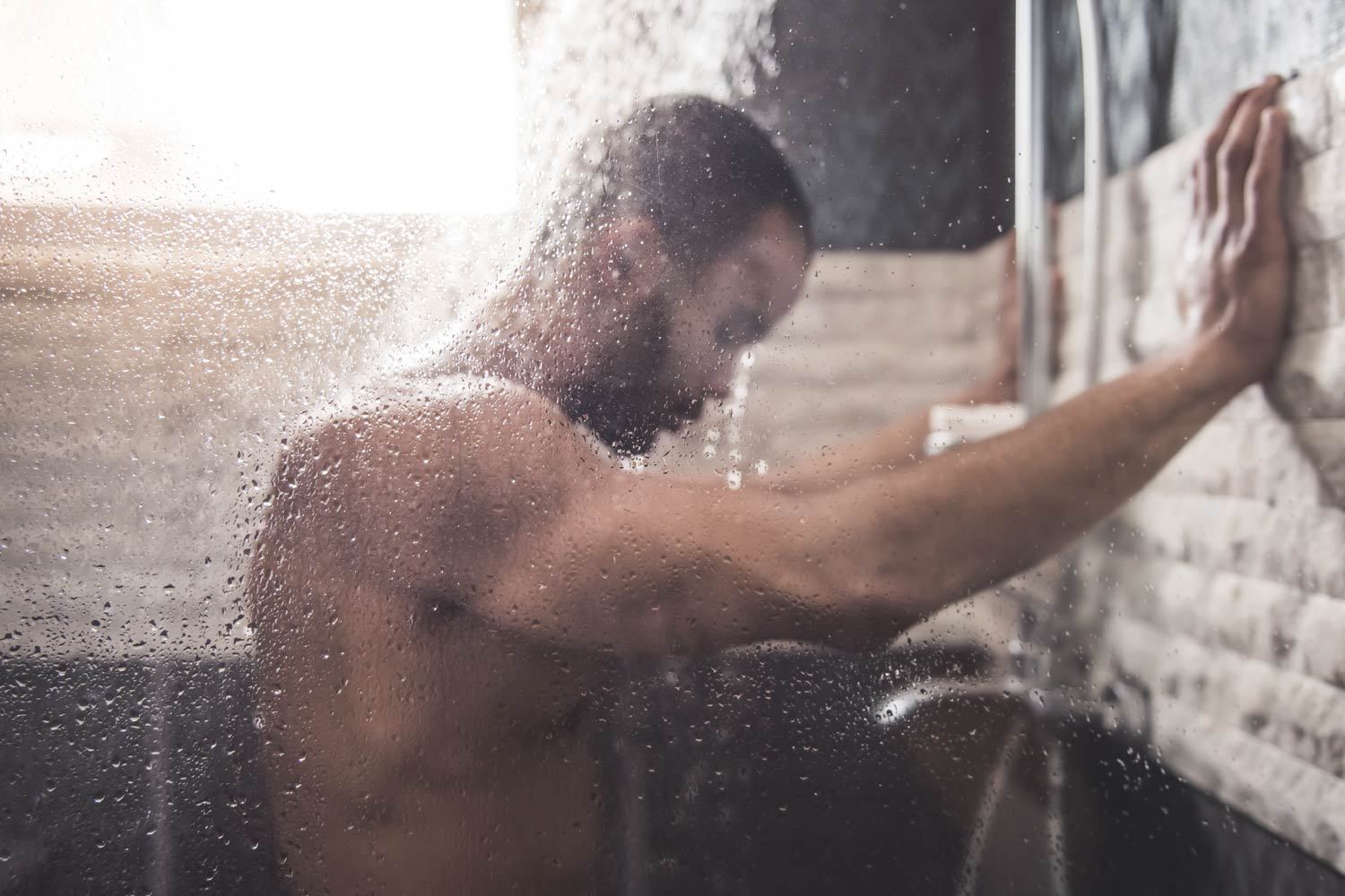 6 Fakten: Wie Du richtig duschst und Hautprobleme als Mann vermeidest