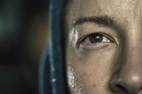 Mittel gegen Augenringe, Tränensäcke & Falten: Was tun Männer ab 30?